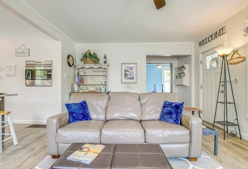 Lavish House W/ Patio   2 Blocks To Green Lake!