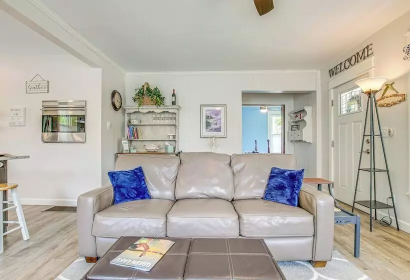 Lavish House W/ Patio   2 Blocks To Green Lake!