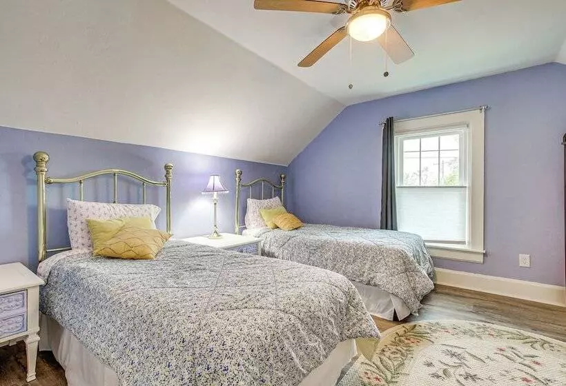 Lavish House W/ Patio   2 Blocks To Green Lake!