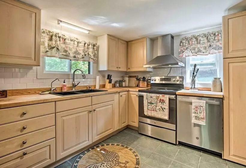 Londonderry Retreat ~ 3 Mi To Lowell Lake!