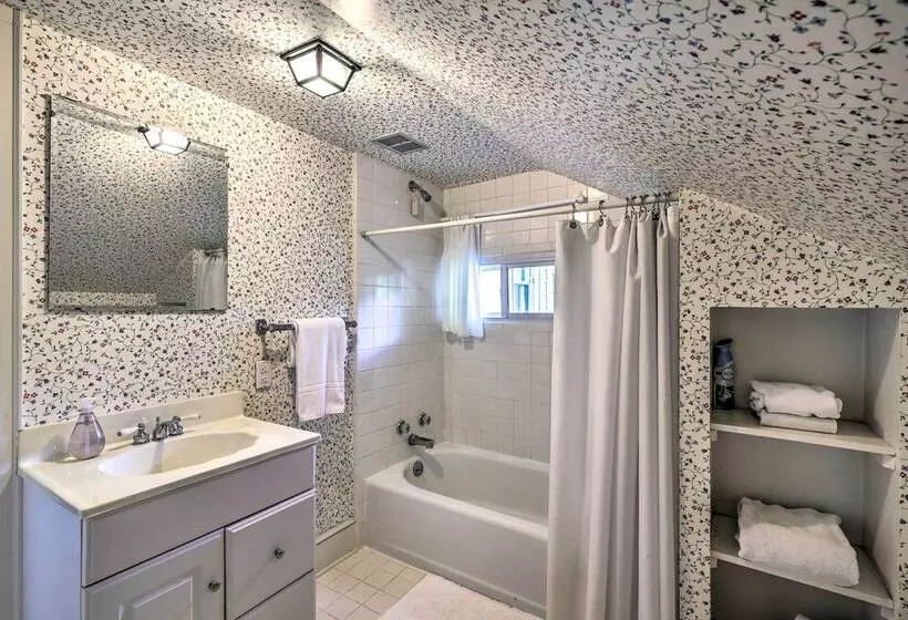 Lush Elkin Home W/ Porch Views & Pool Table