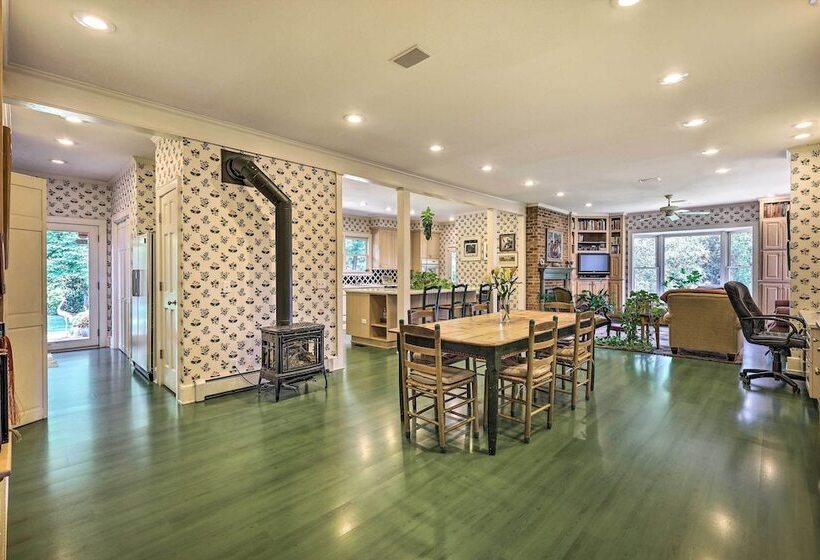 Lush Elkin Home W/ Porch Views & Pool Table