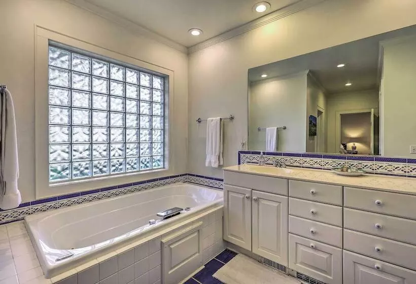 Lush Elkin Home W/ Porch Views & Pool Table