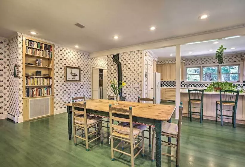 Lush Elkin Home W/ Porch Views & Pool Table