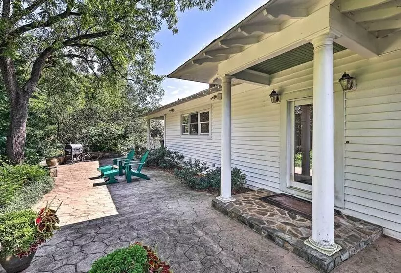 Lush Elkin Home W/ Porch Views & Pool Table