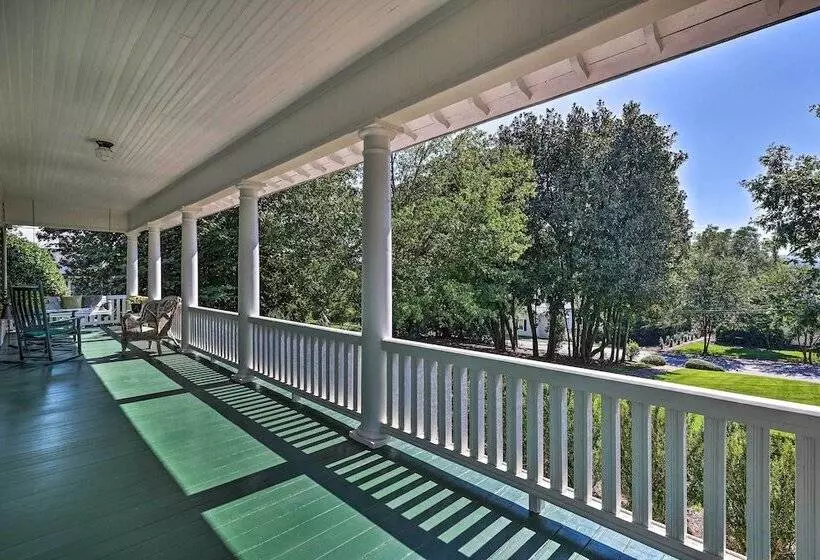 Lush Elkin Home W/ Porch Views & Pool Table