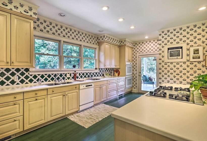 Lush Elkin Home W/ Porch Views & Pool Table