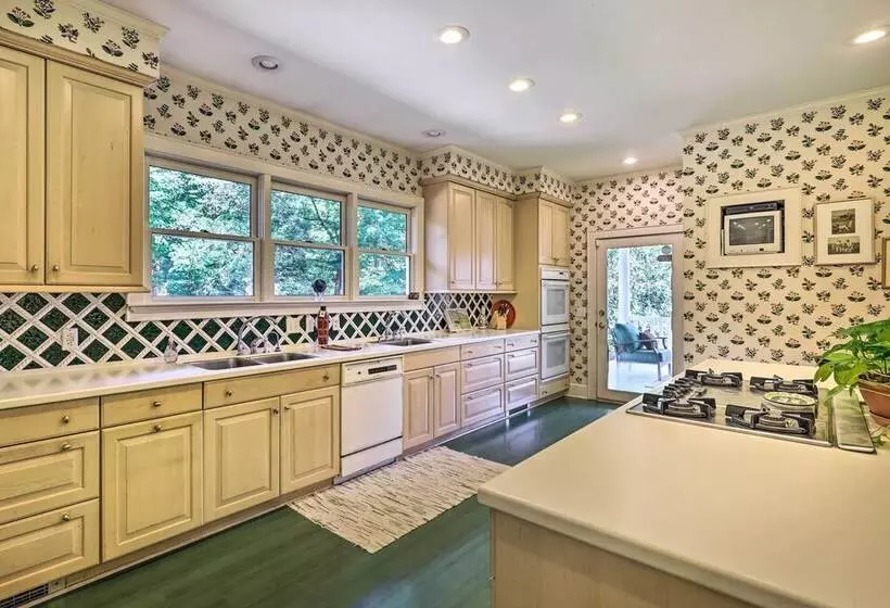 Lush Elkin Home W/ Porch Views & Pool Table