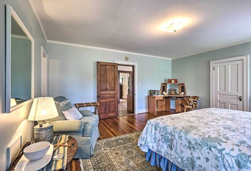 Lush Elkin Home W/ Porch Views & Pool Table