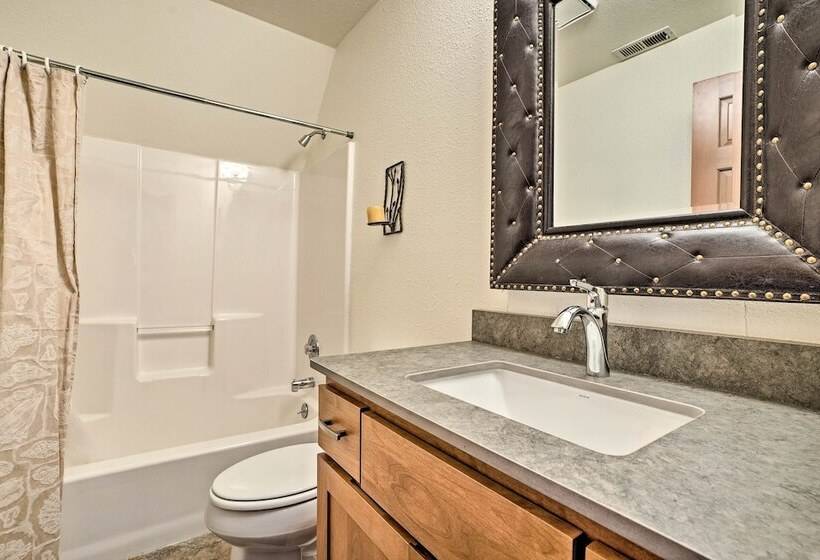 Modern Retreat W/ Hot Tub Steps To Lake Chelan!