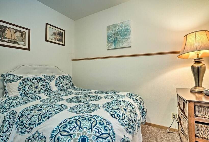 Modern Retreat W/ Hot Tub Steps To Lake Chelan!