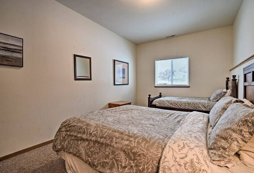 Modern Retreat W/ Hot Tub Steps To Lake Chelan!