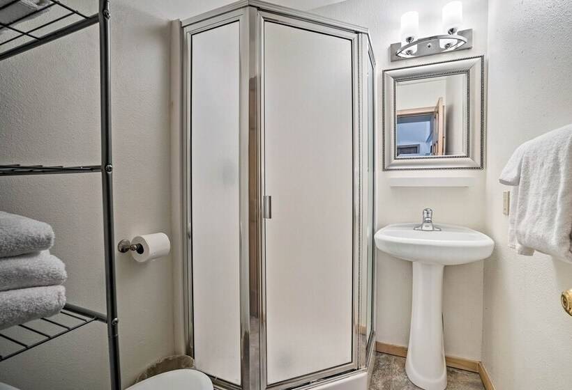 Modern Retreat W/ Hot Tub Steps To Lake Chelan!