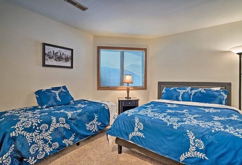 Modern Retreat W/ Hot Tub Steps To Lake Chelan!