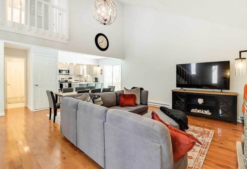 Modern Tobyhanna Home Near Lake Carobeth!