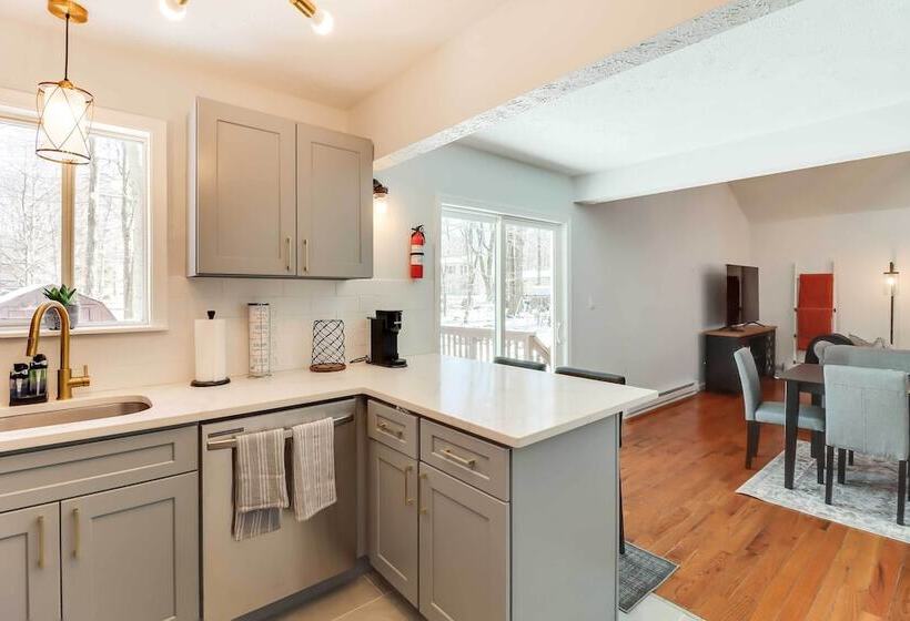 Modern Tobyhanna Home Near Lake Carobeth!