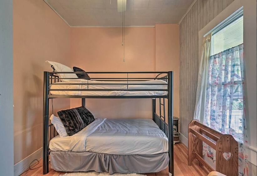 Mountain Memories: Cozy Small Town Escape