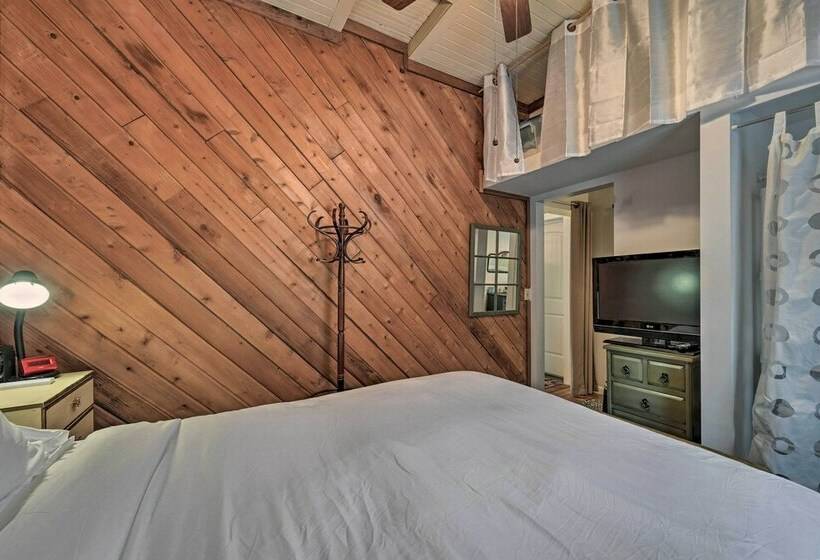 Mountain Memories: Cozy Small Town Escape