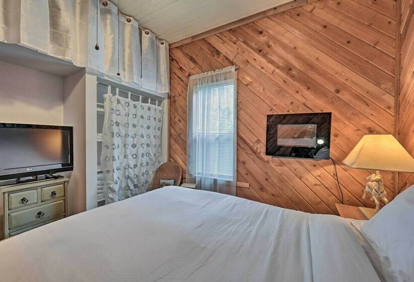 Mountain Memories: Cozy Small Town Escape