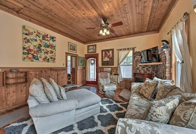 Mountain Memories: Cozy Small Town Escape