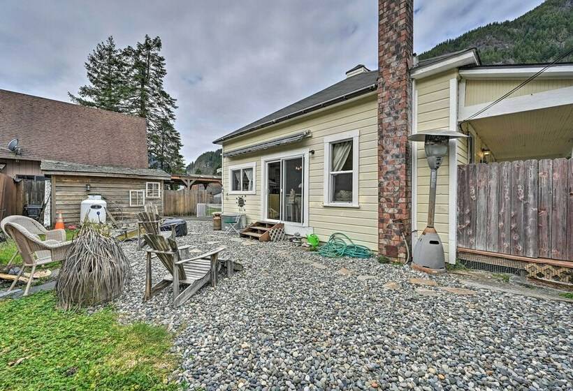 Mountain Memories: Cozy Small Town Escape