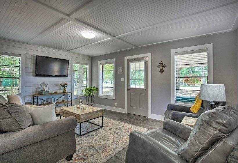 Quaint Home W/ Deck + Grill Mins To Lake Fork!