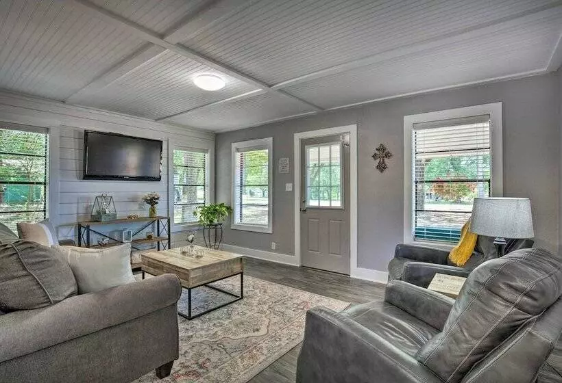 Quaint Home W/ Deck + Grill  Mins To Lake Fork!