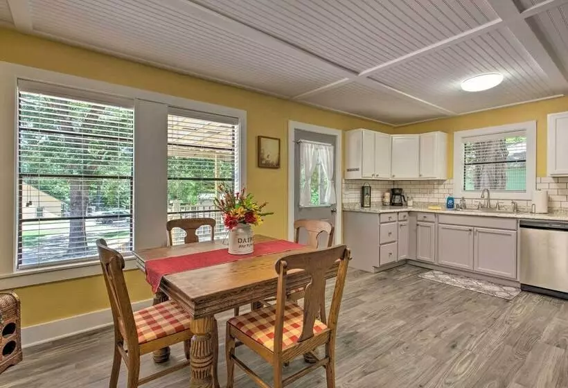 Quaint Home W/ Deck + Grill  Mins To Lake Fork!