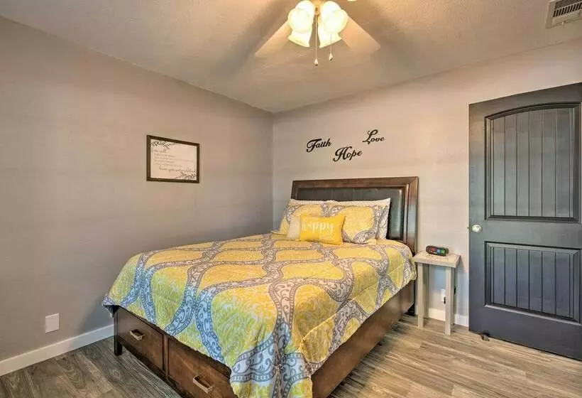 Quaint Home W/ Deck + Grill  Mins To Lake Fork!