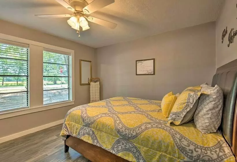 Quaint Home W/ Deck + Grill  Mins To Lake Fork!