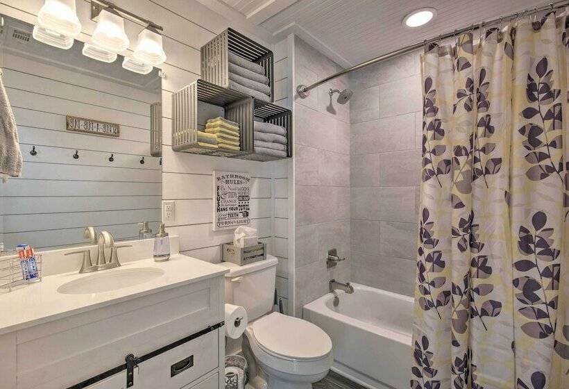 Quaint Home W/ Deck + Grill Mins To Lake Fork!