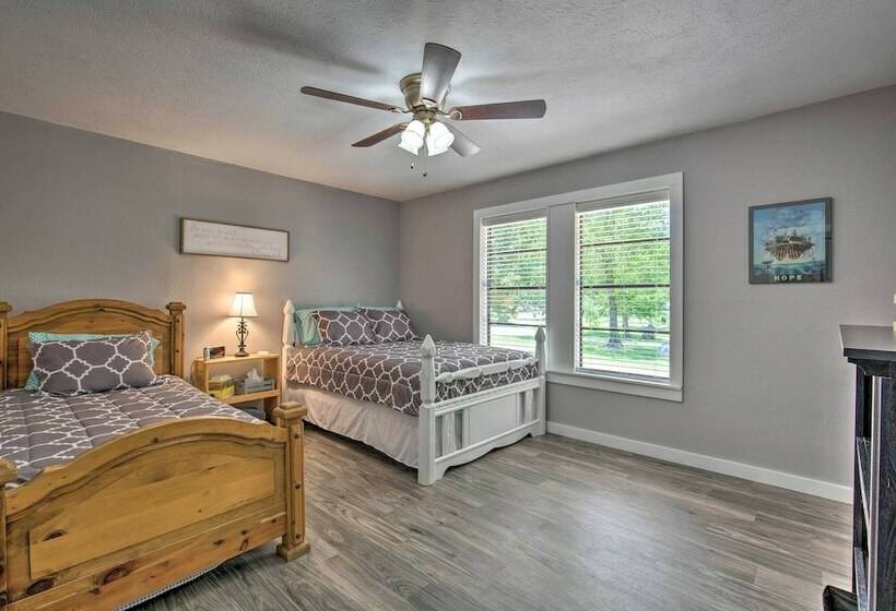 Quaint Home W/ Deck + Grill Mins To Lake Fork!