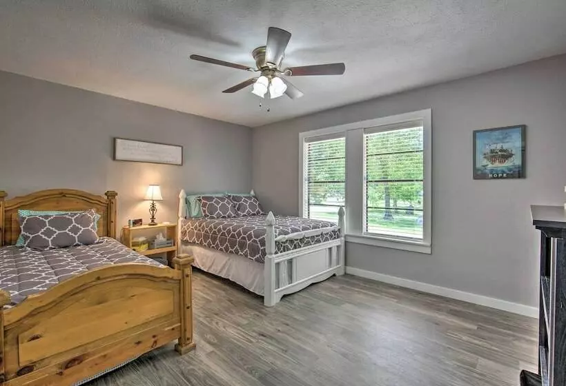 Quaint Home W/ Deck + Grill  Mins To Lake Fork!