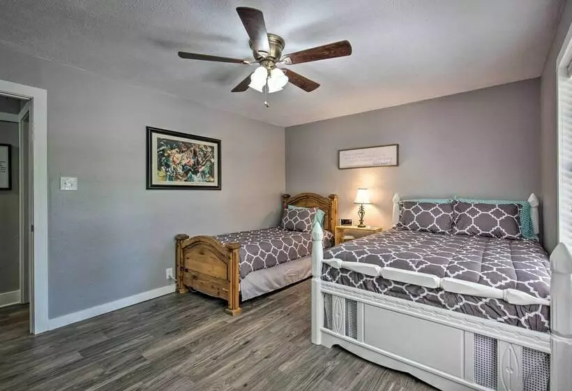 Quaint Home W/ Deck + Grill  Mins To Lake Fork!