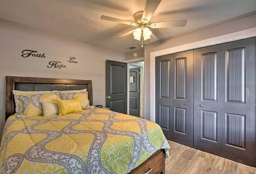 Quaint Home W/ Deck + Grill  Mins To Lake Fork!
