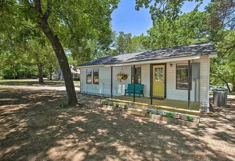 Quaint Home W/ Deck + Grill  Mins To Lake Fork!