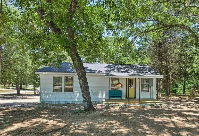 Quaint Home W/ Deck + Grill  Mins To Lake Fork!