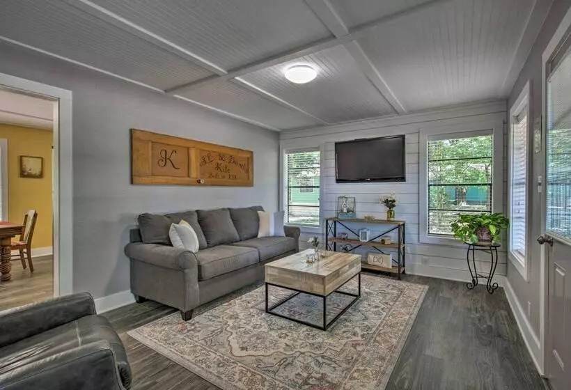 Quaint Home W/ Deck + Grill  Mins To Lake Fork!