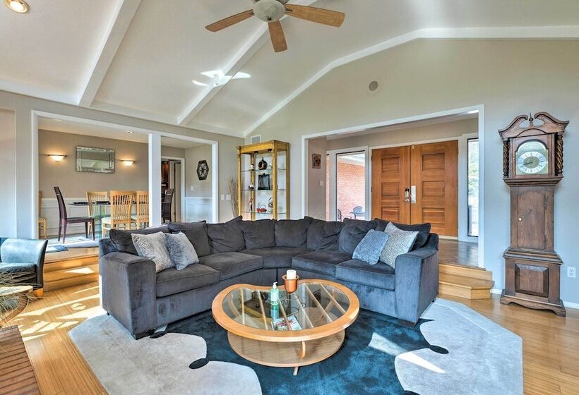 River S Edge Retreat With Kayaks & River Access!