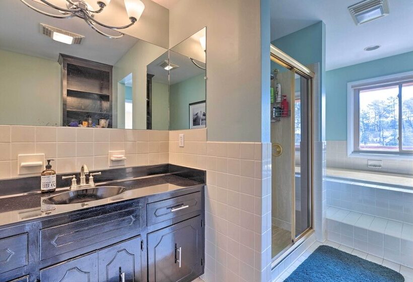 River S Edge Retreat With Kayaks & River Access!