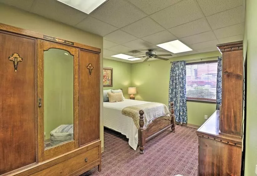 Roomy Multi Family Retreat In Dtwn Mountain Home!