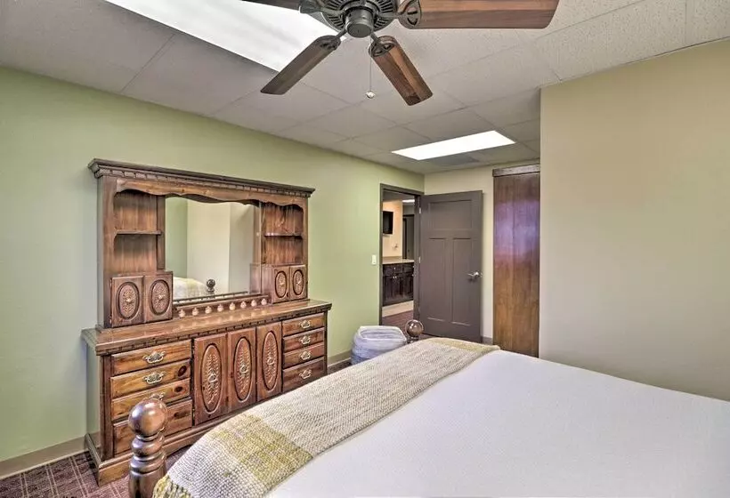 Roomy Multi Family Retreat In Dtwn Mountain Home!