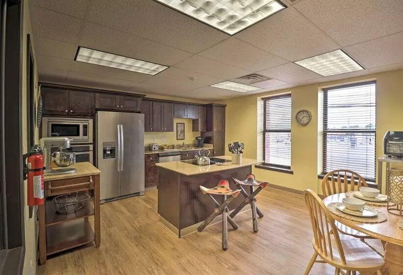 Roomy Multi Family Retreat In Dtwn Mountain Home!