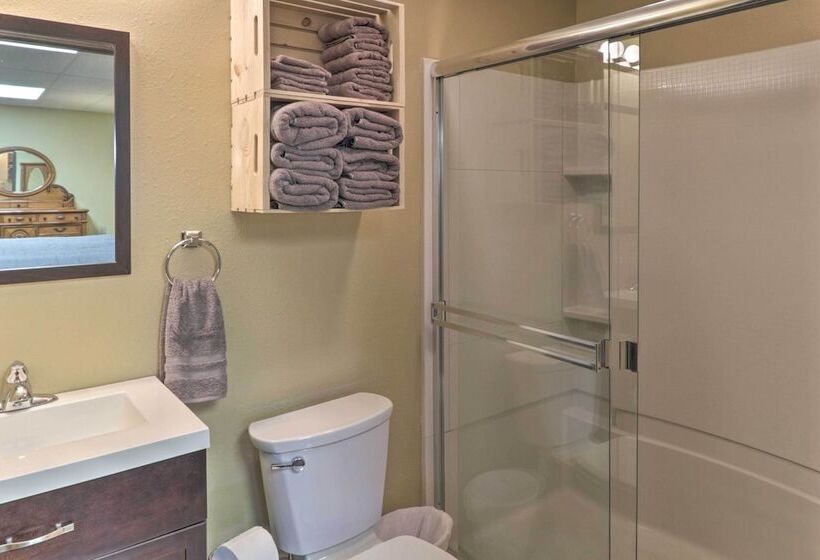 Roomy Multi Family Retreat In Dtwn Mountain Home!