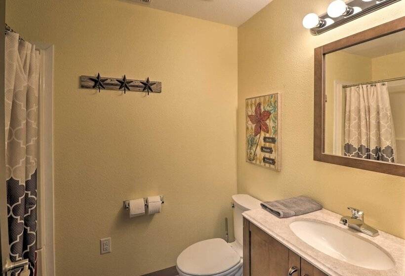 Roomy Multi Family Retreat In Dtwn Mountain Home!