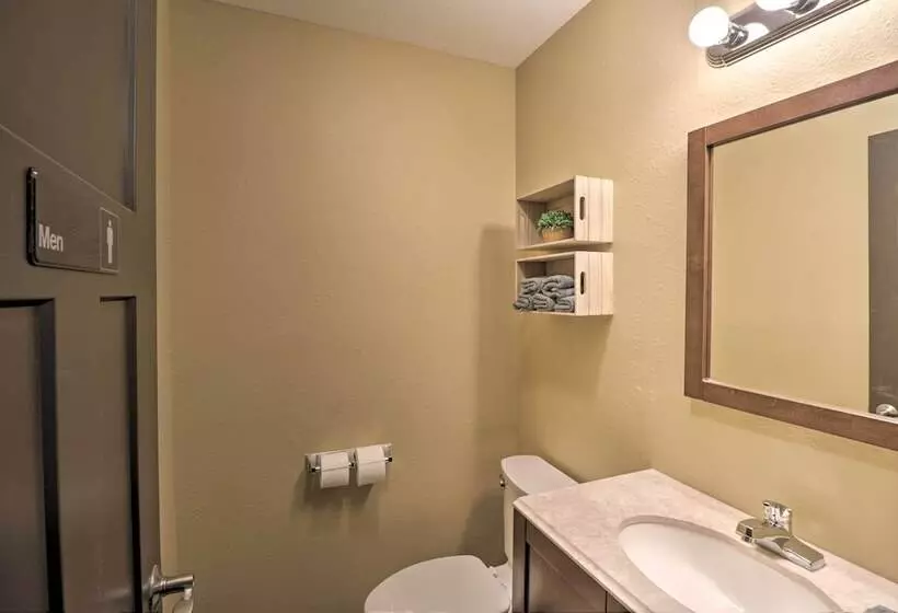 Roomy Multi Family Retreat In Dtwn Mountain Home!