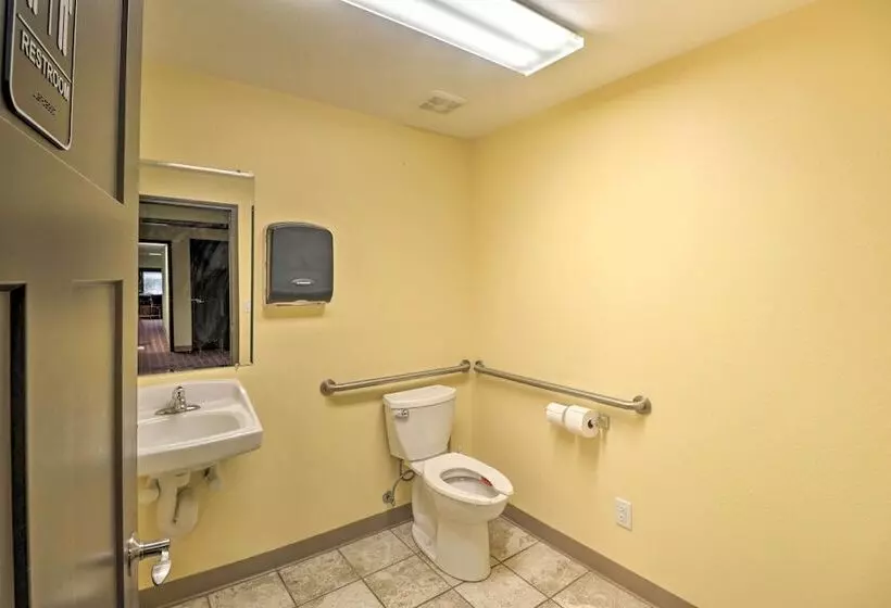 Roomy Multi Family Retreat In Dtwn Mountain Home!