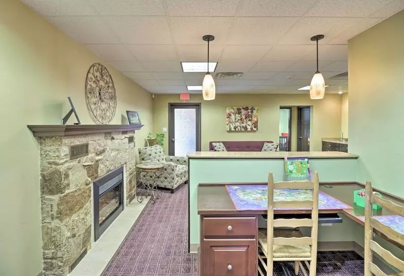Roomy Multi Family Retreat In Dtwn Mountain Home!