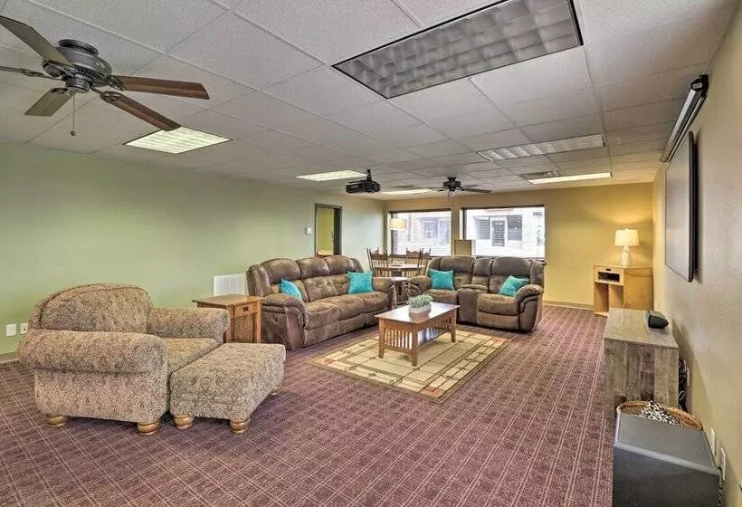 Roomy Multi Family Retreat In Dtwn Mountain Home!