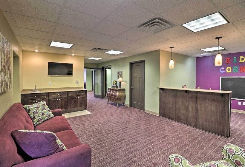 Roomy Multi Family Retreat In Dtwn Mountain Home!